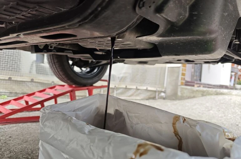    仕事車のオイル交換   