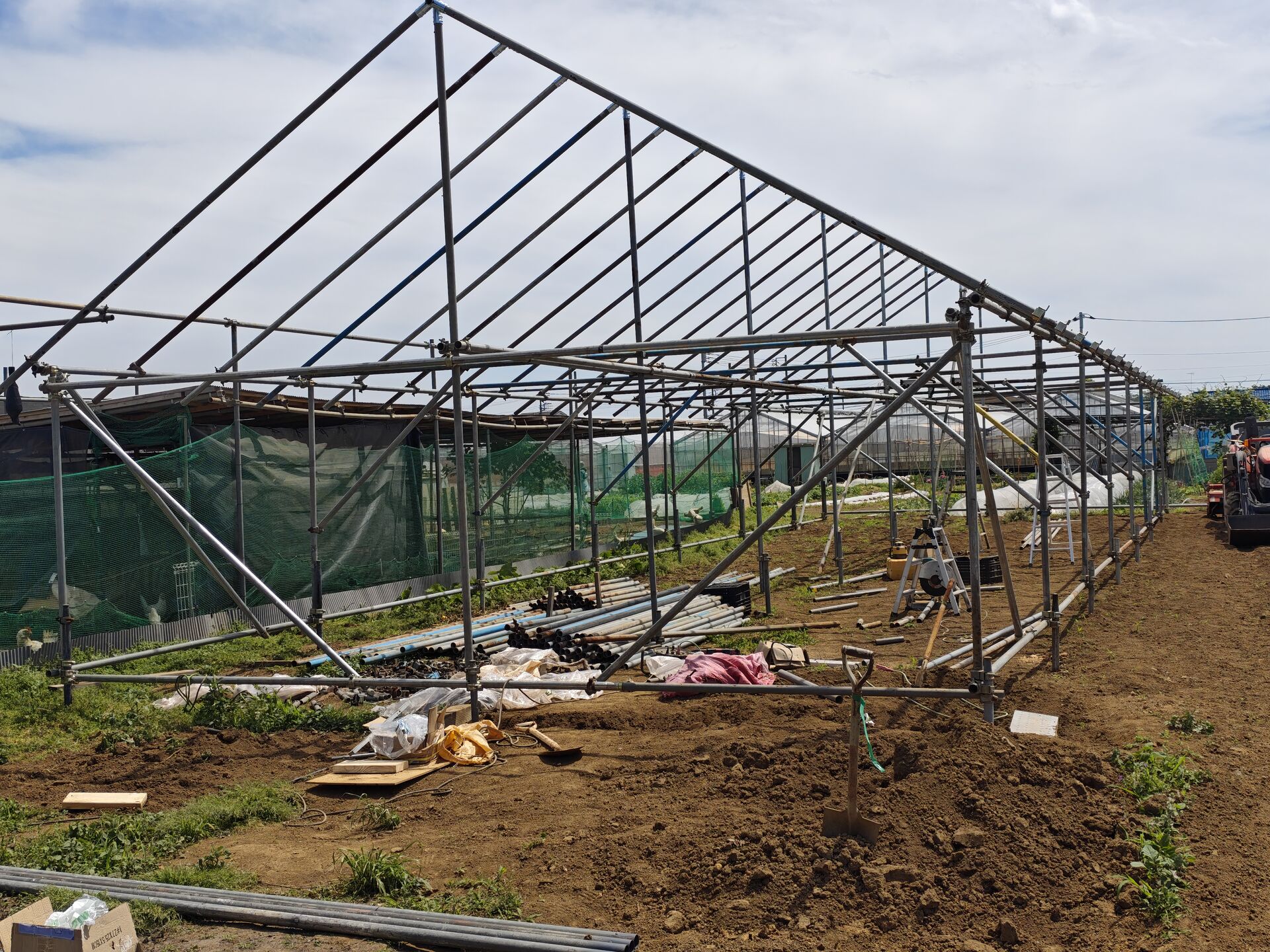 鶏舎づくり｜垂木施工とクランプ取付（全440箇所）