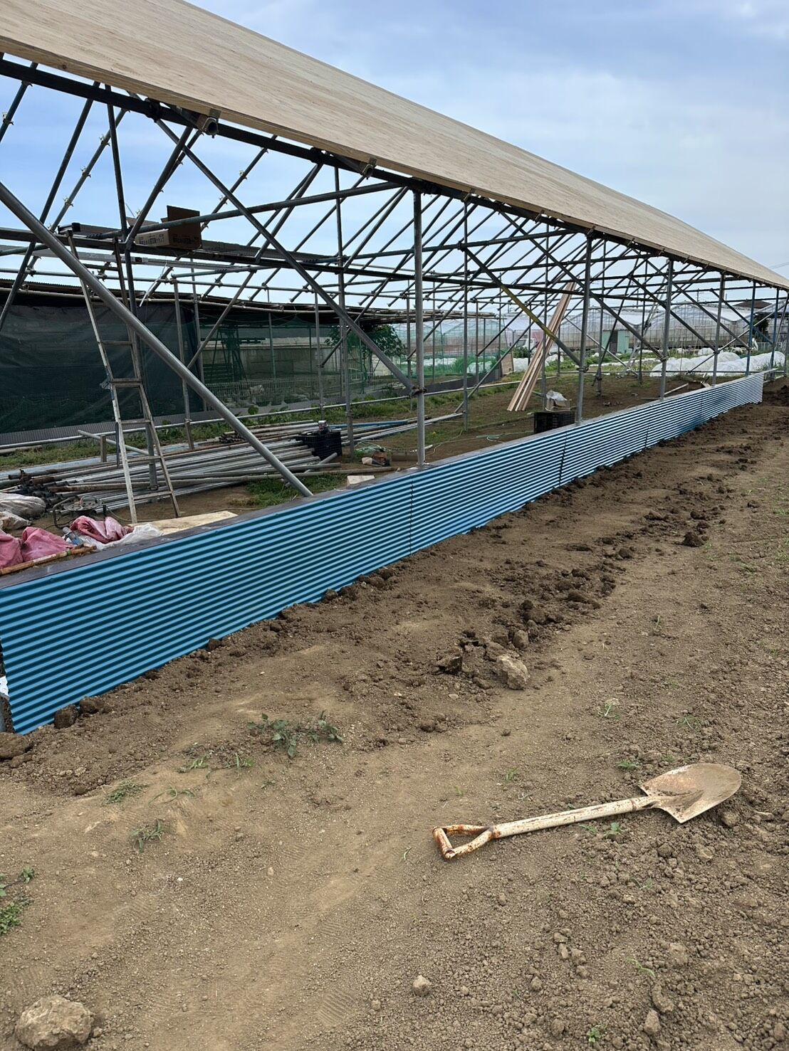 鶏舎製作工事　動物除けトタン施工と反対側屋根の下地工事