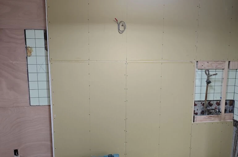    古いキッチン壁を活かしながらキッチンパネル下地を施工   