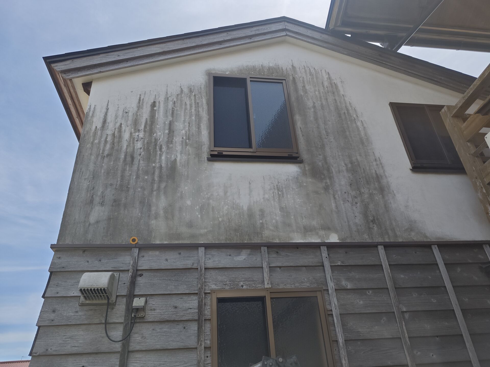 濡れ縁塗装・外壁部分補修塗装を行いました
