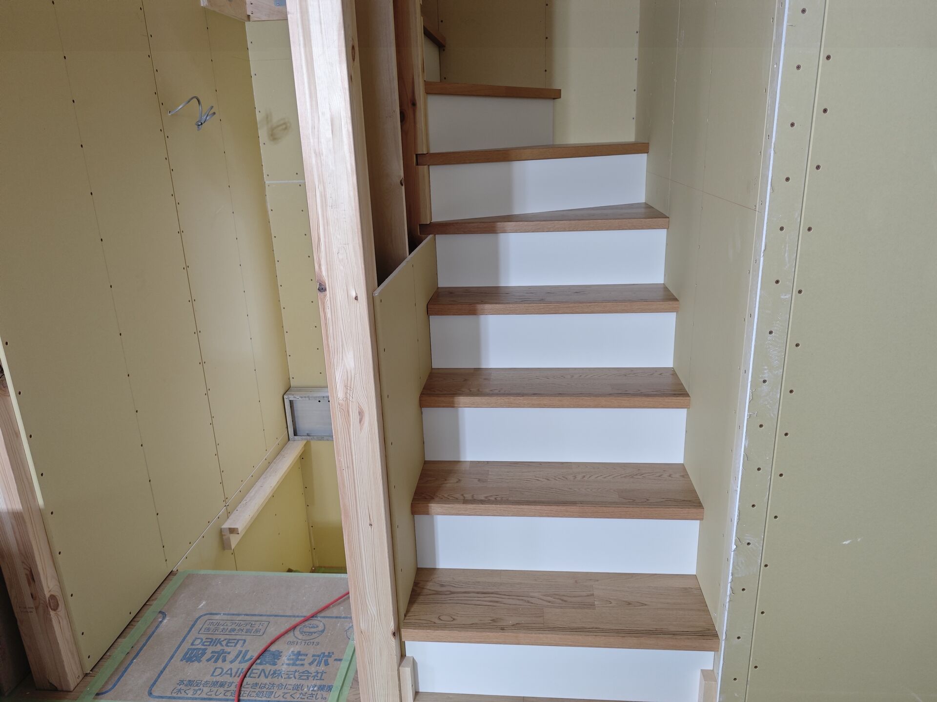 【茅ヶ崎市】2階からロフトへ続く階段を施工しました｜新築住宅の木工事
