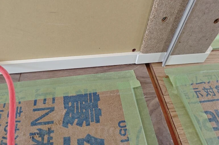    茅ヶ崎市 新築工事｜巾木コーナーを美しく施工しました   