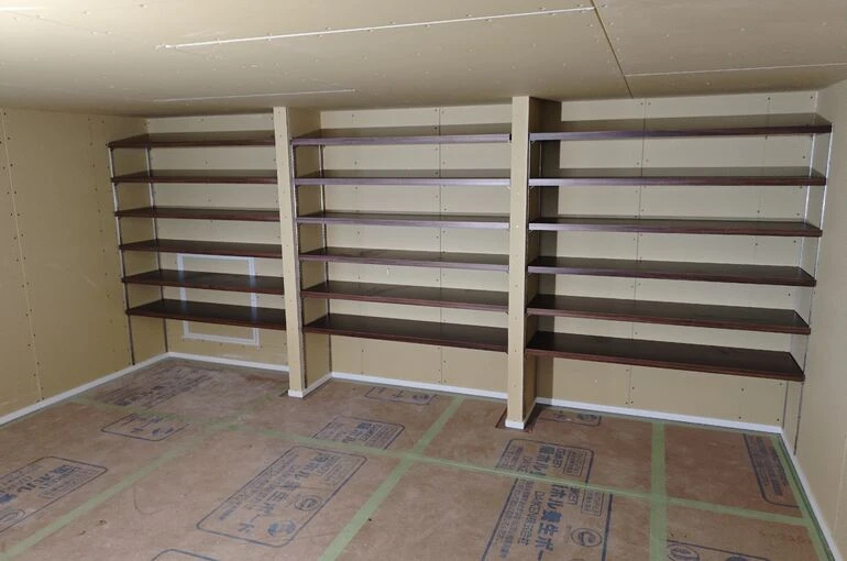    茅ヶ崎市 新築工事｜ロフトの木工事が完了しました！収納力抜群の可動棚も設置   