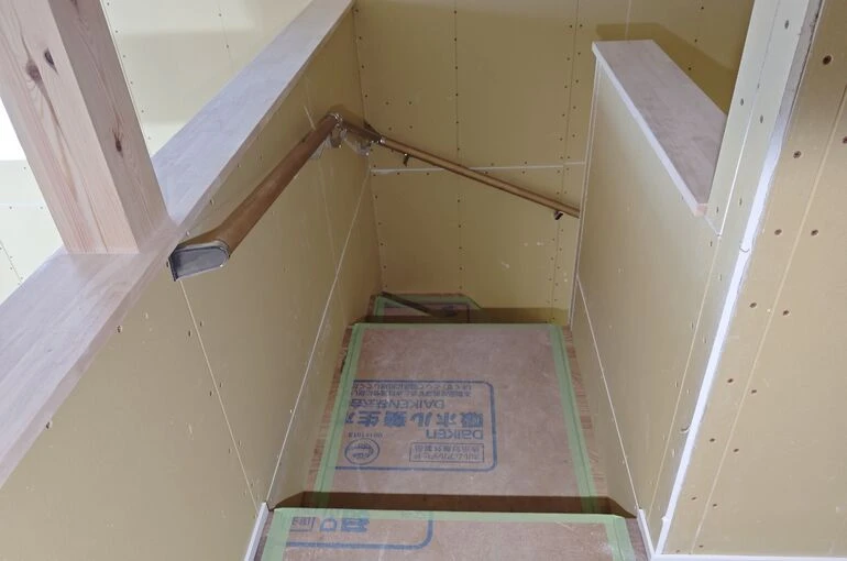    茅ヶ崎市 新築工事｜ロフトの木工事が完了しました！収納力抜群の可動棚も設置   
