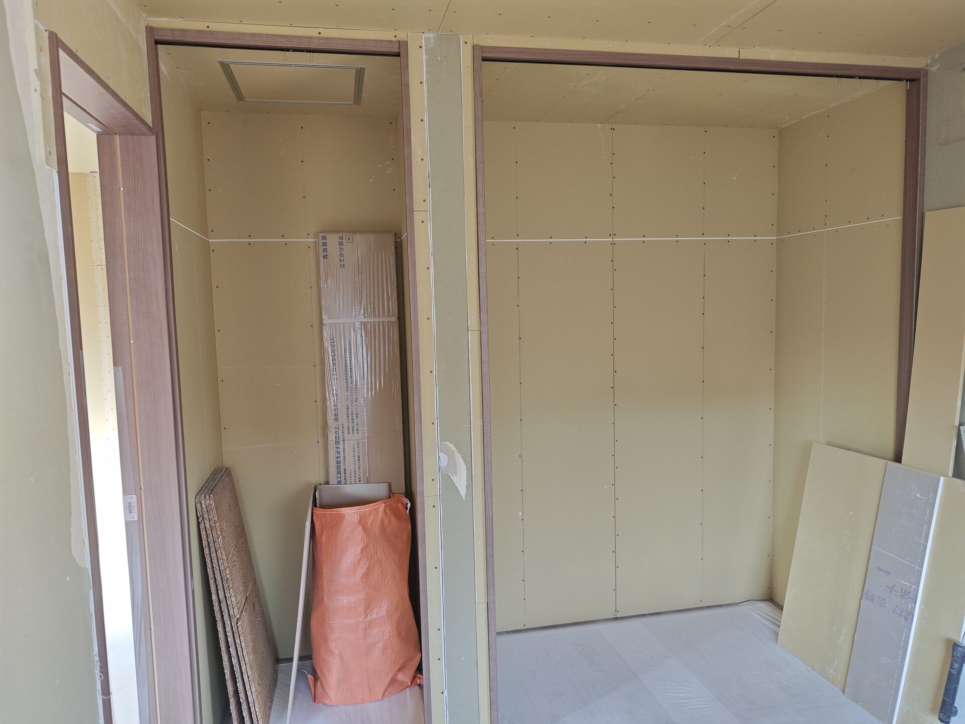 【秦野市】戸建てリフォーム｜壁・天井の石膏ボード施工が完了しました