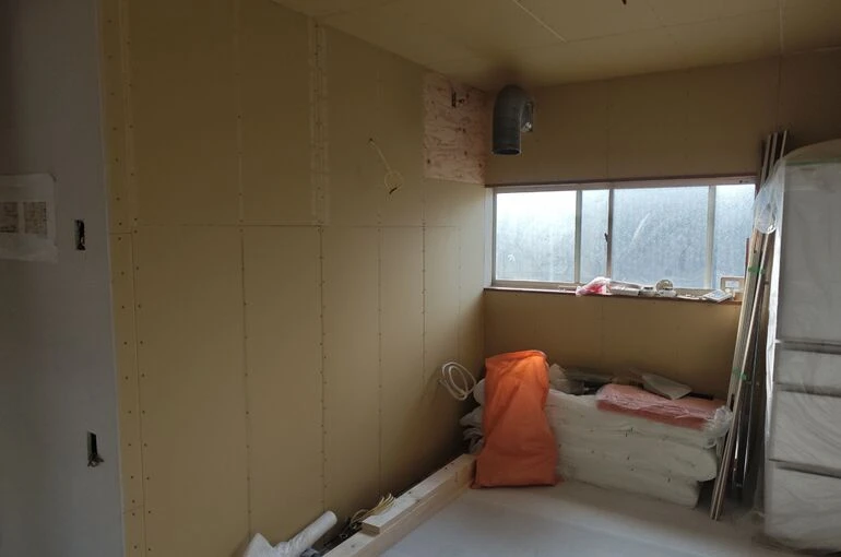    【秦野市】戸建てリフォーム｜壁・天井の石膏ボード施工が完了しました   