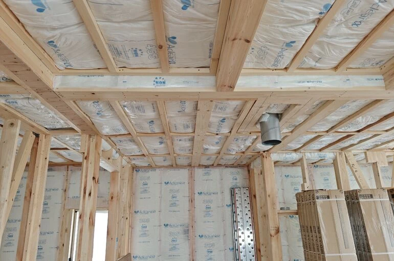    【茅ヶ崎市】新築工事｜天井断熱材を施工しました！快適な住まいづくりの大切な工程   