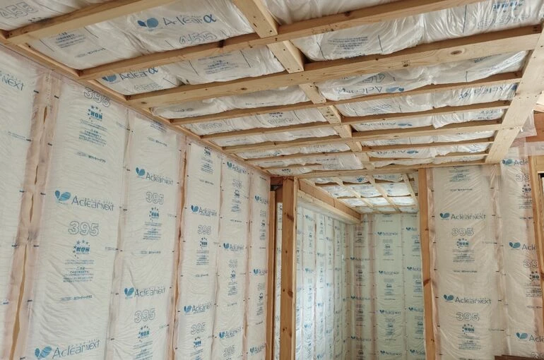    【茅ヶ崎市】新築工事｜天井断熱材を施工しました！快適な住まいづくりの大切な工程   