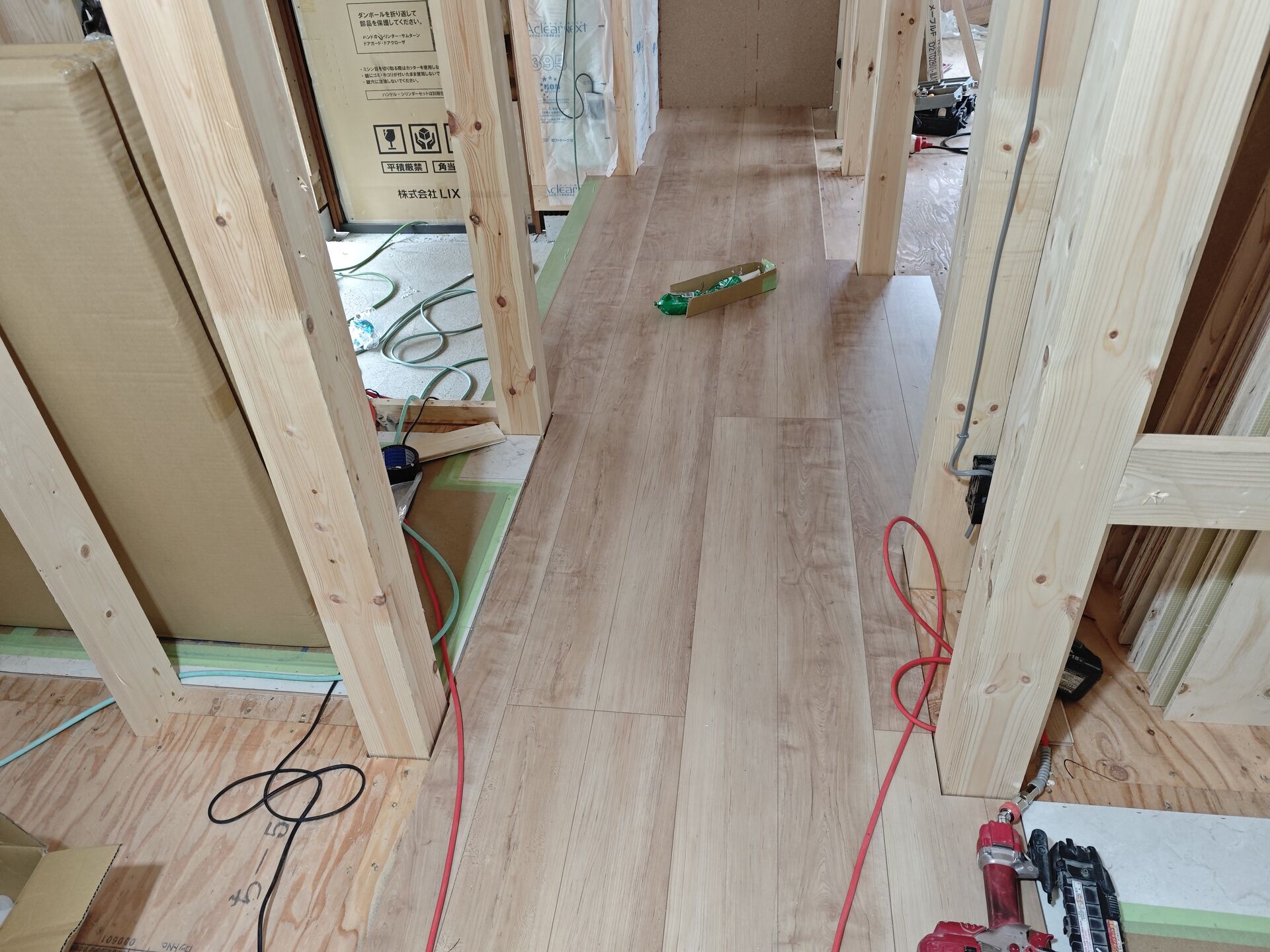 【茅ヶ崎市】新築工事｜1階フローリング施工が順調に進んでいます