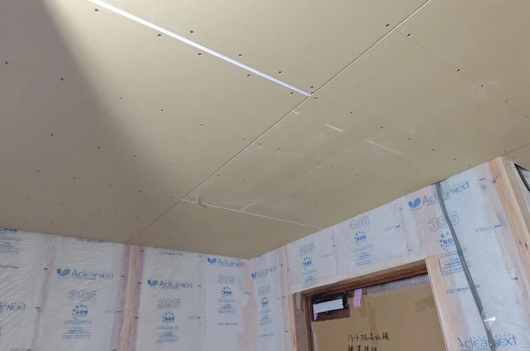    【茅ヶ崎市】新築工事｜1階天井ボード施工が進んでいます   