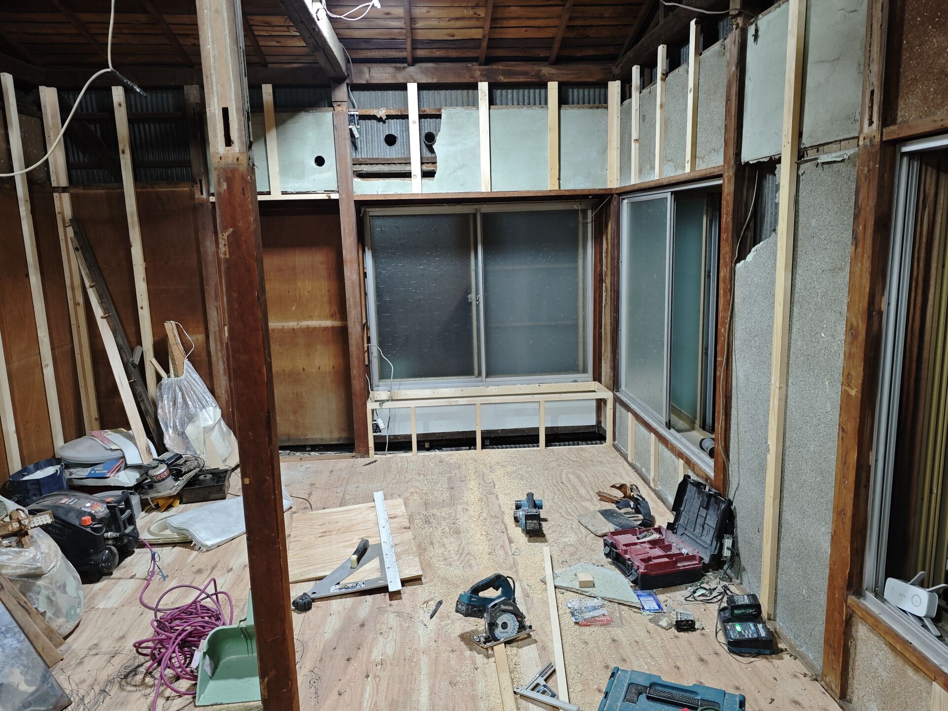 【平塚市】リフォーム工事｜床下地・壁下地施工を進めています